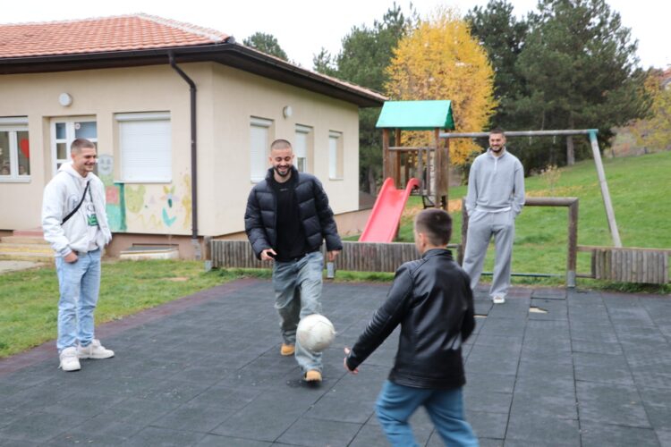 Zhegrova dhe lojtarët dardanë dhurojnë mijëra euro për fëmijët në nevojë