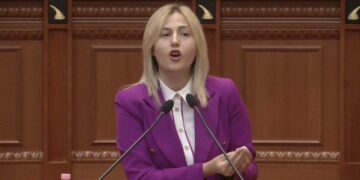 Deputetja e PD-së kërkon 1 minutë heshtje për vrasjen e 14 vjeçarit: Kjo është siguria në shkolla?