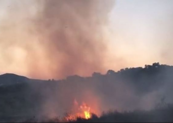 Zjarr në Leskovik, flakët nisën në territorin grek
