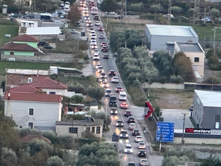 Trafik kilometrik në segmentin Tuneli i Krrabës-Elbasan, qindra makina shkojnë drejt Korçës