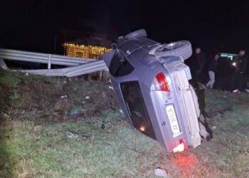 (FOTOT) Makina përplaset dhe del jashtë rrugës në segmentin Korçë-Pogradec