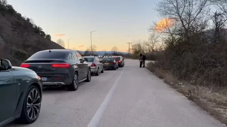 Kthimi i emigrantëve për Krishtlindje, radhë e gjatë në Kakavijë, 700 qytetarë presin dy orë në anën greke