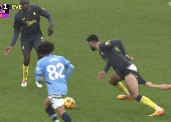 VIDEO/ M. City nuk e ndal dot Brojën, ‘Lojtari i Sezonit’ në Premier League i tërheqë… të mbathurat