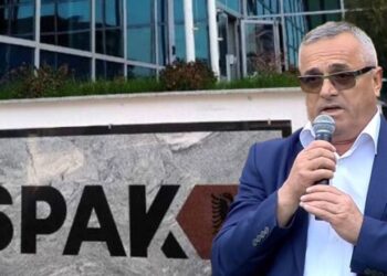 Kryetari i Tropojës në “arrest shtëpie” shkon në bashki bën mbledhje me stafin