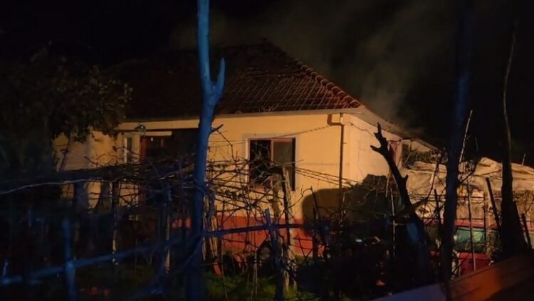 EMRI/ U bllokua brenda banesës që u përfshi nga zjarri, vdes i moshuari në Shkodër