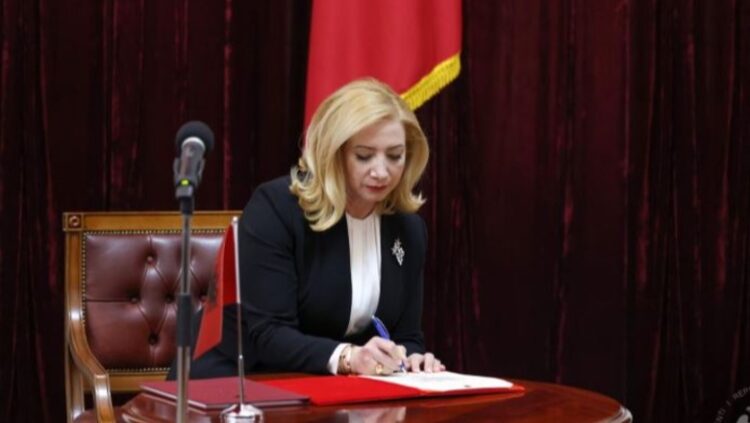 Krizë për mandatin e Holta Zaçajt/ Kryetarja e Kushtetueses i drejtohet “Venecias” për afatin dhe kundërshton Gjykatën e Lartë