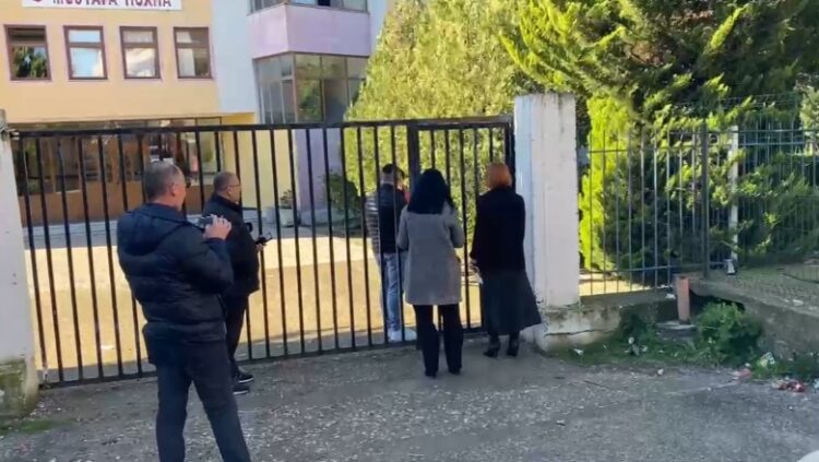 “Oficerët e shkollës i njoftuam për fotot tona që shpërndaheshin në rrjet”/ 17-vjeçari i plagosur: Ndihem në rrezik!