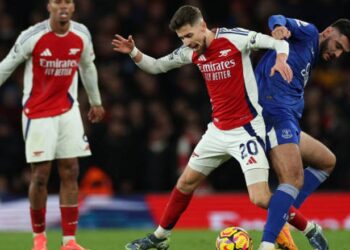 Kreu i Premier League Liverpool me 10 lojtarë merr barazimin, edhe Arsenal ngec, Broja kthehet në fushë