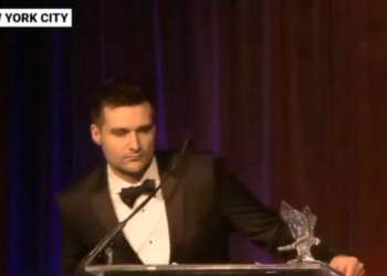 Video – Po mbante fjalim, këshilltari i Trump humb ndjenjat papritur