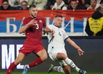 Tentuan të digjnin flamurin shqiptar, UEFA dënon Federatën e Serbisë