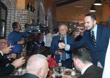 Ervin Salianji uron shqiptarët nga qelia: Gëzuar 2025! Qoftë vit i një rrugëtimi me shpresë, ndryshim dhe mirëkuptim për njëri-tjetrin