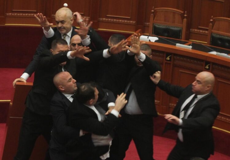 Rama shpërblen truprojat e tij, paga dhe shpërblime kur parandalojnë incidentet