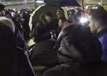 Tensionet te “Pallati me Shigjeta”/ Deputetit të PD-së i bie të fikët