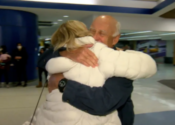 Mendonte se ishte fëmijë i vetëm, 75-vjeçari takohet për herë të parë me vëllezërit dhe motrën