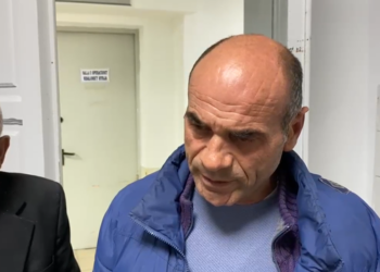 “Nuk do e çoj më djalin në shkollë, s’ka siguri”, flet babai i 17-vjeçarit të plagosur