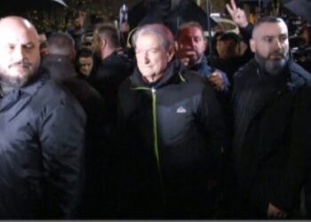 Berisha bashkohet me protestuesit në “Rrugën e Elbasanit”