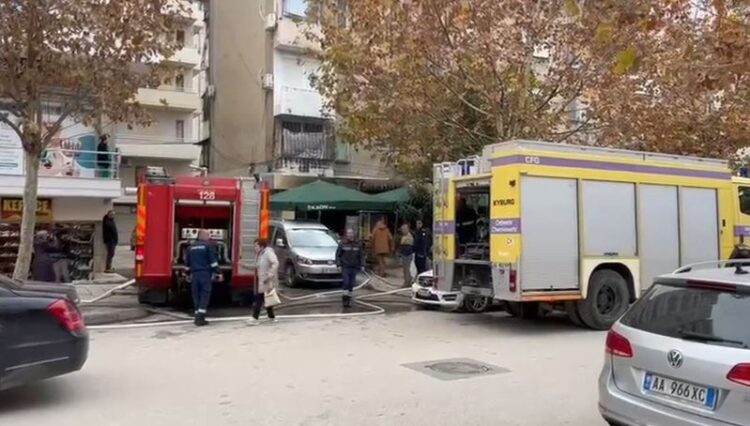 Përfshihet nga flakët biznesi në Fier, shkak dyshohet rrjedhja e gazit