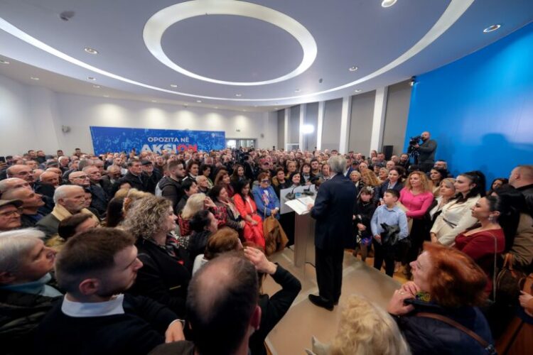 Qëndrestarët/ “Salianji po qëndron si kollos”, Berisha lavdëron edhe Metën