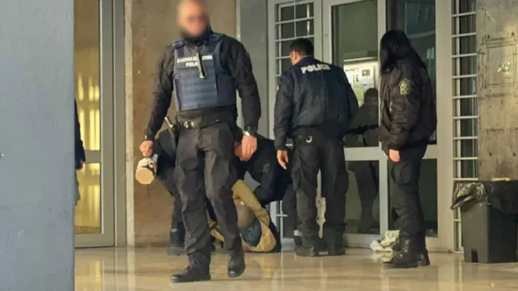 Selanik, 35-vjeçari kërcënon se do të hedhë në erë Gjykatën: Më sillni ministrin