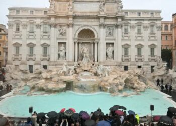 Rihapet “Fontana dei Trevi”, por me rregulla të reja për turistët