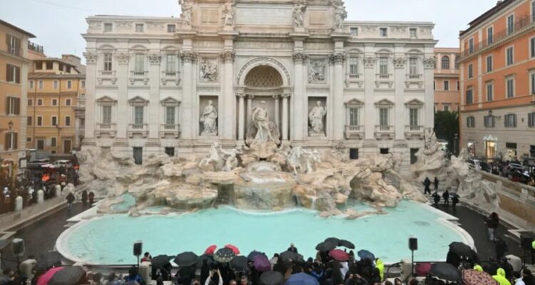 Rihapet “Fontana dei Trevi”, por me rregulla të reja për turistët