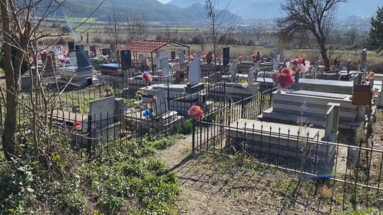 Akte vandale ndaj varreve në Përmet, shoqërohen tre persona