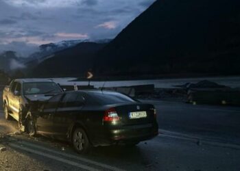 Përplasen dy automjete në Xibrakë, drejtuesit përfundojnë në spital (Emrat)