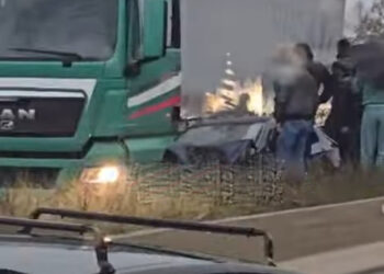 Dy të plagosur në autostradën Tiranë-Elbasan, kamioni u përplas me veturën