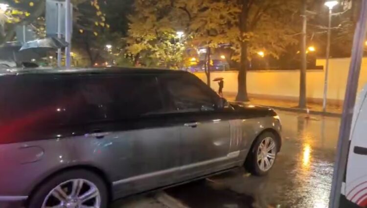 Zyrat u kontrolluan nga SPAK/ Video kur Ajola Xoxa ikën nga galeria “Harabel” me fuoristradën luksoze