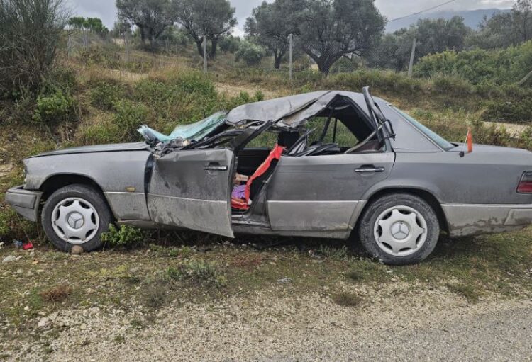 Patos/ Plagoset shoferi dhe pasagjeri nga përplasja e veturës me kamionçinën