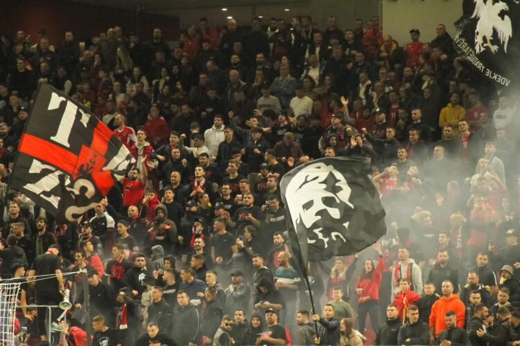 Kënga “Mora Fjalë” e ndaluar të këndohet në stadiume? Reagimi i “Tifozëve Kuq e Zi”: Askush nuk na imponon dot asgjë!