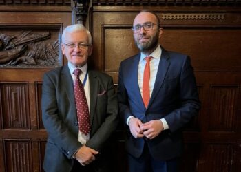 Gazment Bardhi vizitë në Parlamentin Britanik: Kërkova qeveri kujdestare për zgjedhjet