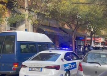 Tiranë/ Të shtëna me armë zjarri në Ndroq, një i vrarë! Policia drejt vendngjarjes (EMRI)