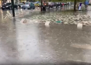 Moti i keq/ Bashkia e Vlorës: Mos i parkoni makinat në këto zona, mund të ketë përmbytje