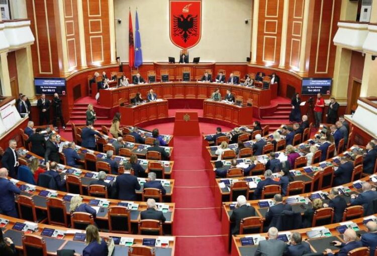 Vrasja e Martin Canit, opozita në interpelancë me ministren Manastirliu