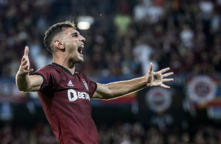 (VIDEO) Qazim Laçi protagonist me Spartën e Pragës, shënon nga goditja e lirë