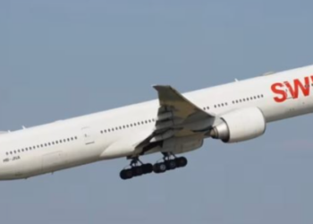 Avioni bën ulje të detyruar, një anëtar i ekuipazhit në gjendje të rëndë