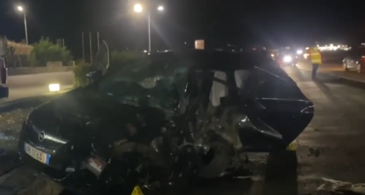 Aksident i trefishtë në aksin rrugor Lezhë-Laç/ Tre të plagosur, makinat bëhen copash