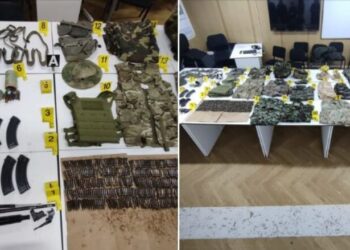 Policia tregon armatimin dhe uniformat ushtarake që u gjenden sot në Zubin Potok
