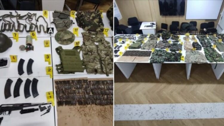 Policia tregon armatimin dhe uniformat ushtarake që u gjenden sot në Zubin Potok
