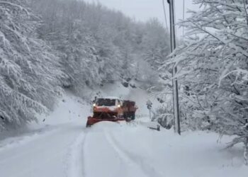 Rruga e re Korçë-Ersekë mbetet e bllokuar, hapen akset për në Dardhë dhe Voskopojë (VIDEO)