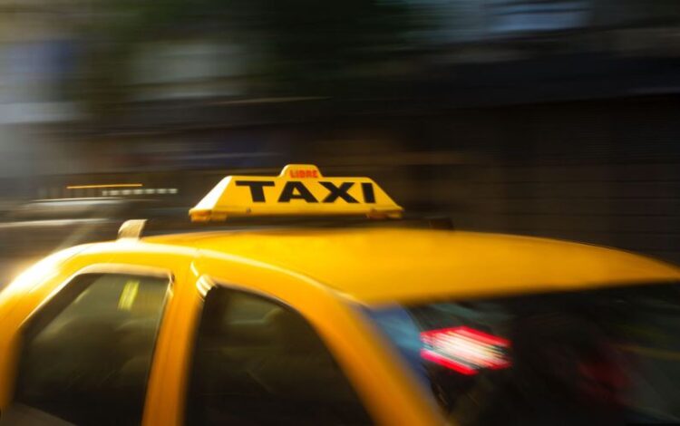 Grabiti me dhunë klientin dhe e zbriti nga makina, arrestohet taksisti në Tiranë