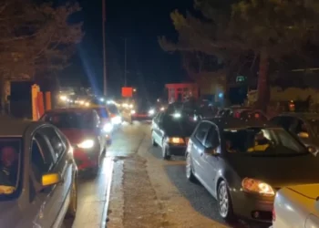 Fluks emigrantësh në pikën kufitare të Qafë Thanës, krijohen radhë të gjata pritjeje