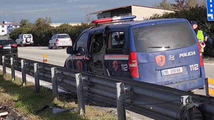 Aksident i rëndë në Fier, furgoni i “Shqiponjave” përplaset me barrierën e rrugës