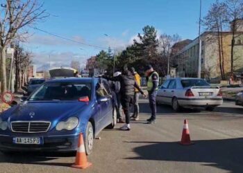 Makina përplas këmbësorin në Korçë, transportohet me urgjencë në spital