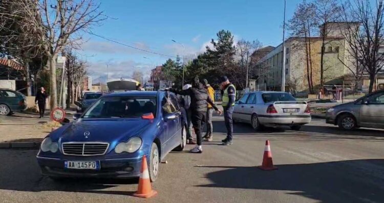 Makina përplas këmbësorin në Korçë, transportohet me urgjencë në spital