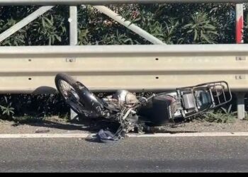 Aksident në autostradën Fier-Lushnje, makina përplas motorin