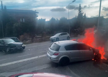 Përplasen dy makina në Lezhë, njëra shpërthen në flakë, plagosen shoferët