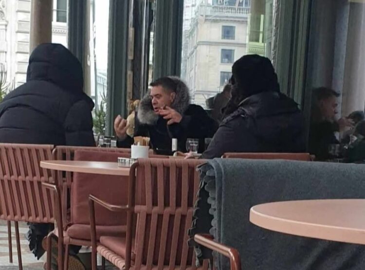 Arben Ahmetajt shfaqet përsëri nga arratia, i rehatuar me puro në dorë