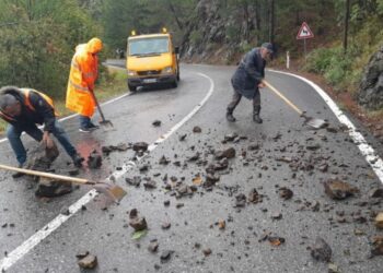Rrëshqitja e gurëve bllokon rrugët nacionale në Kukës, vështirësi për qarkullimin e mjeteve